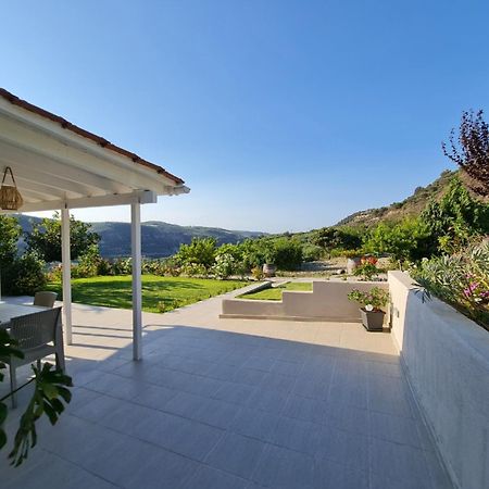 Ornament: Infinite Nature Villa Dhafnes Luaran gambar