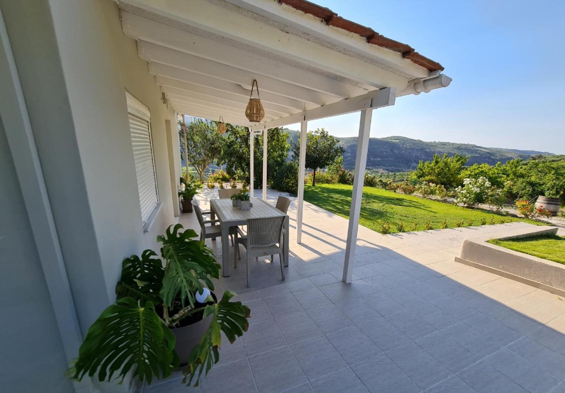 Ornament: Infinite Nature Villa Dhafnes Luaran gambar