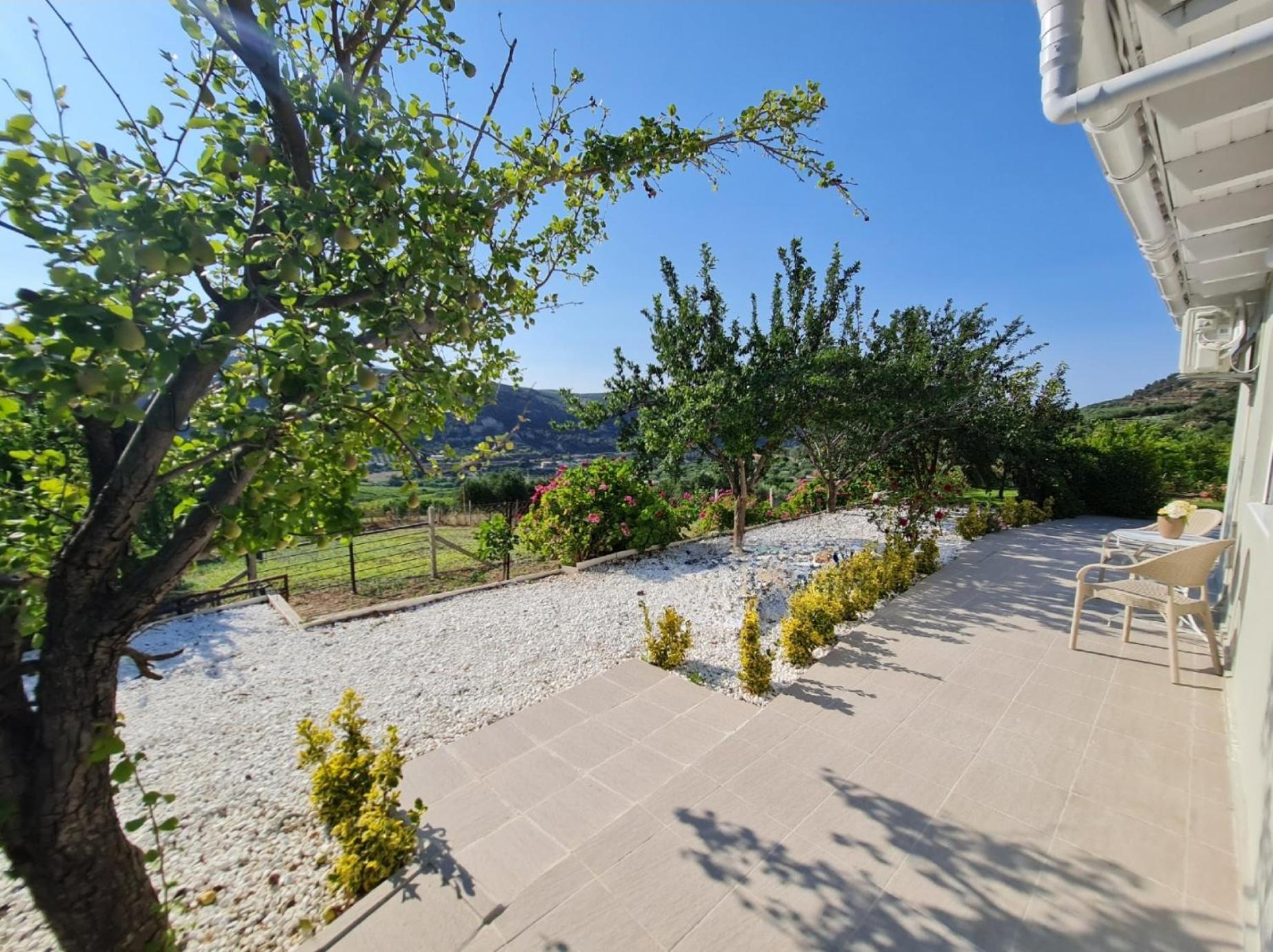 Ornament: Infinite Nature Villa Dhafnes Luaran gambar