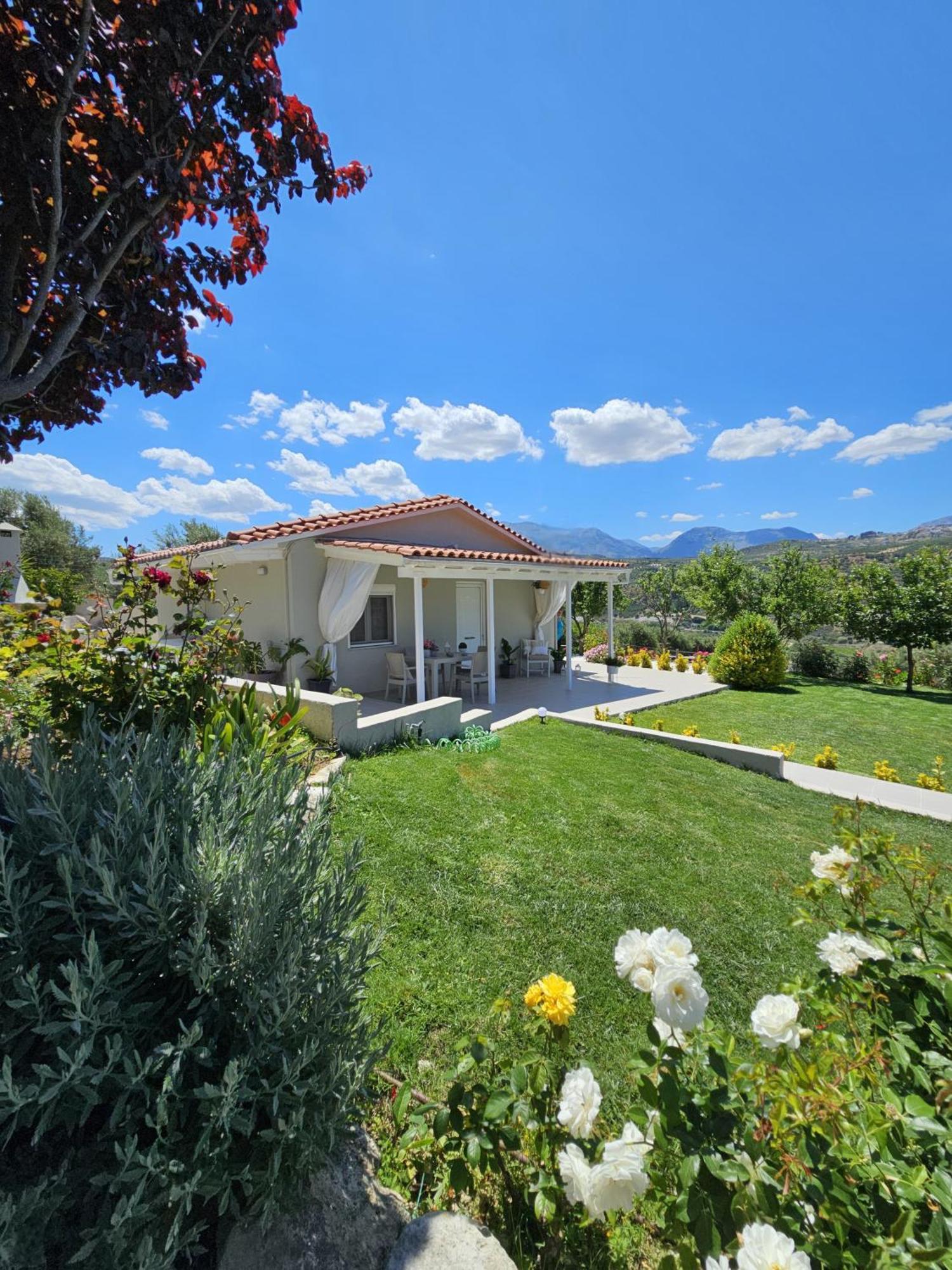 Ornament: Infinite Nature Villa Dhafnes Luaran gambar
