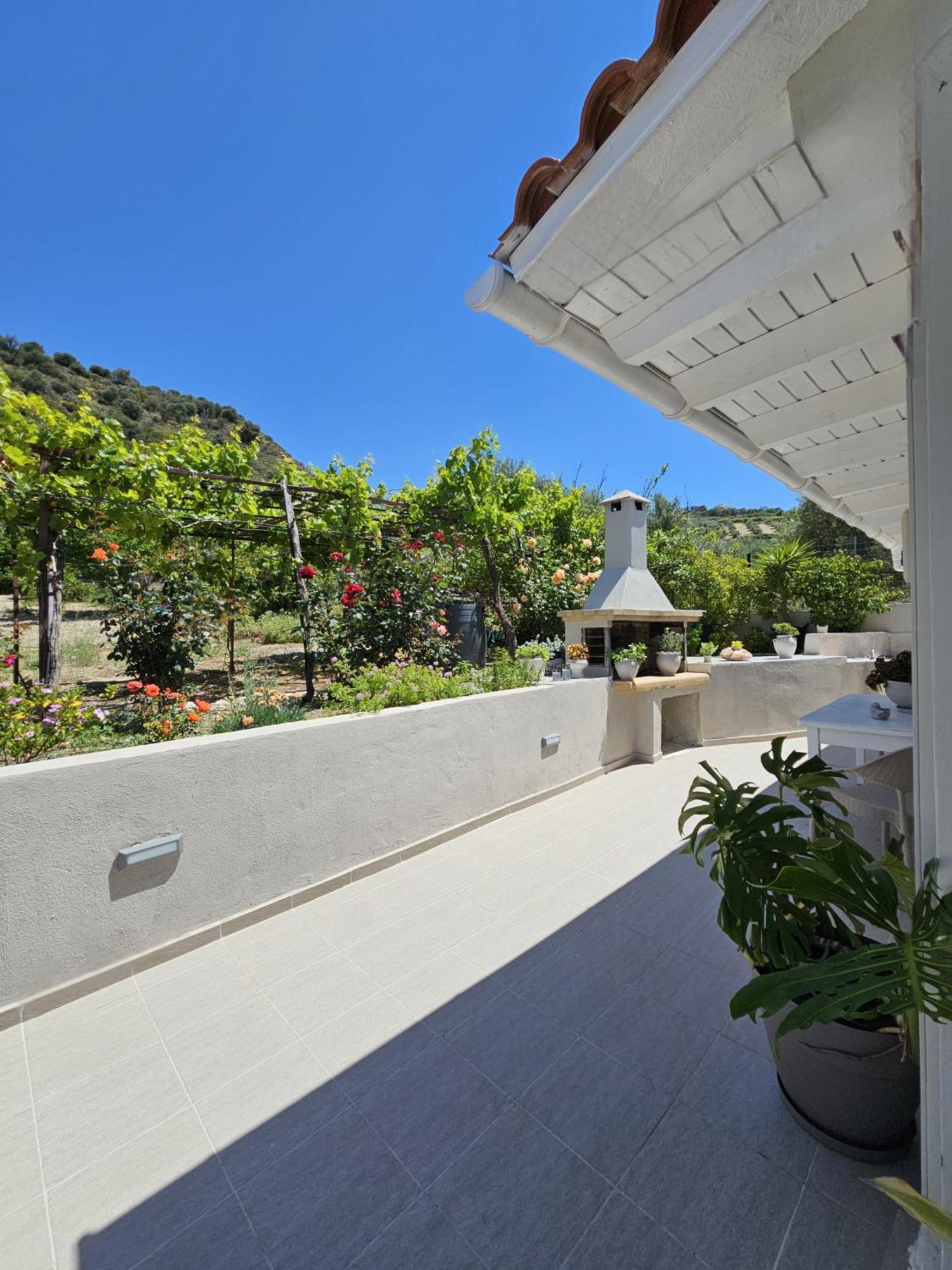 Ornament: Infinite Nature Villa Dhafnes Luaran gambar