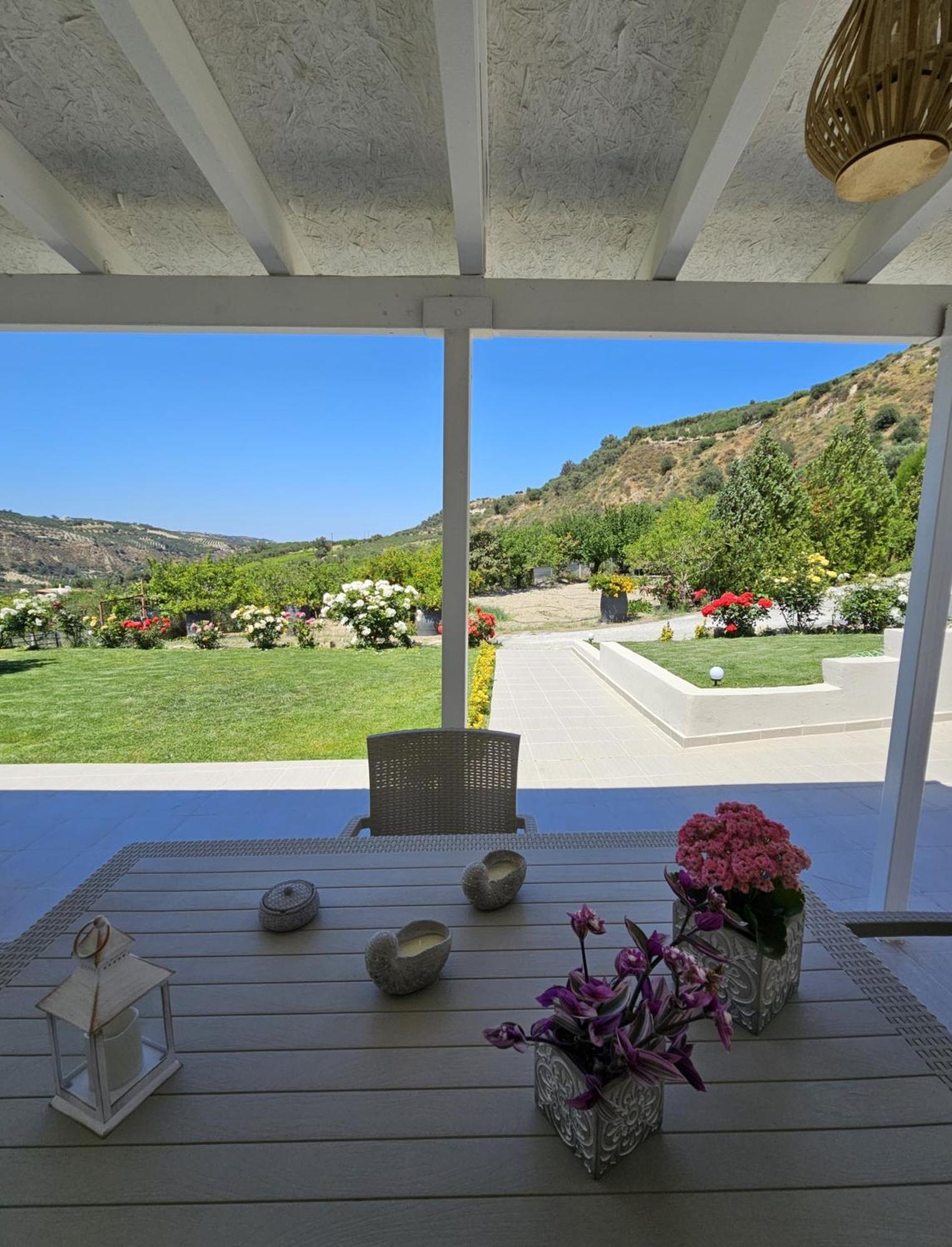 Ornament: Infinite Nature Villa Dhafnes Luaran gambar